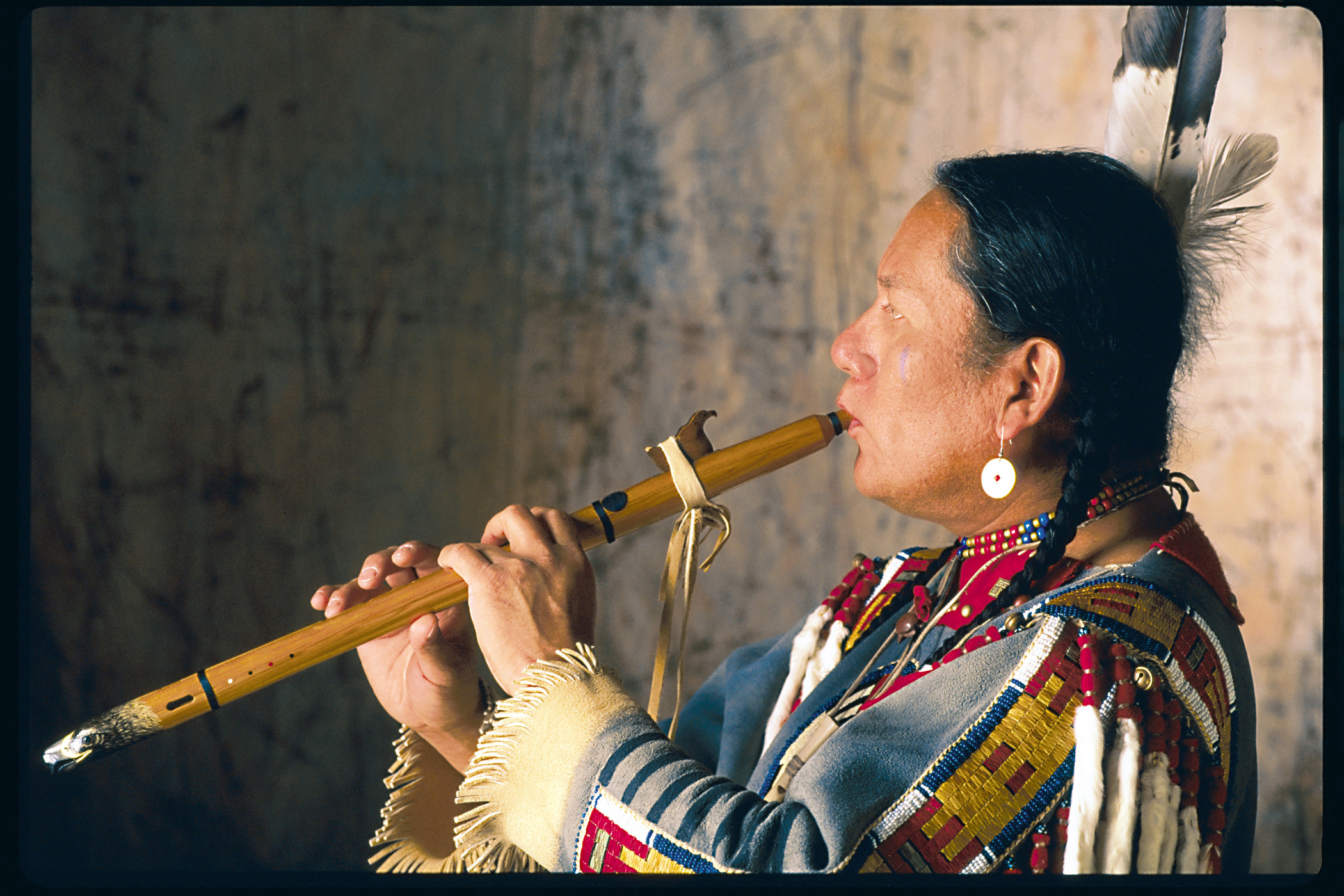 Музыка народов слушать. Карлос Накаи флейты. Флейта индейцев Северной Америки. Индейская флейта пимак. Флейта североамериканских индейцев пимак.